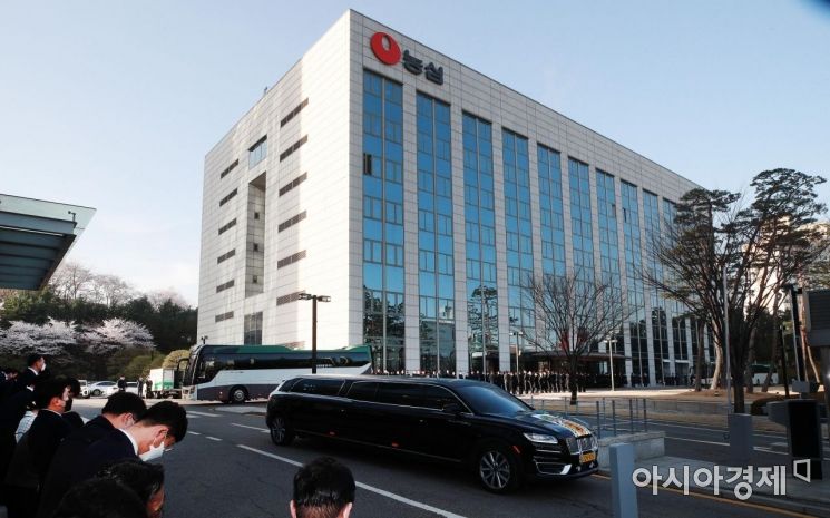 [포토] 농심 본사 떠나는 고 신춘호 회장