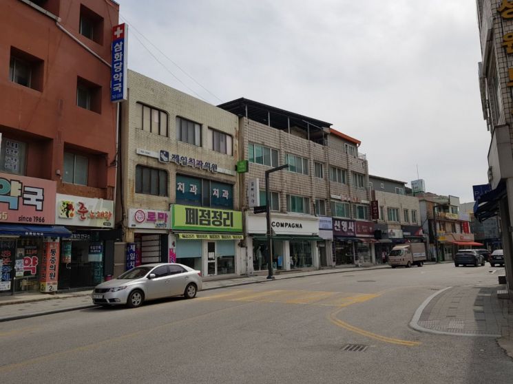 24일 오후 경북 울진 최대 번화가인 울진중앙로에 위치한 점포 곳곳은 공실 상태였고, 도로는 인적을 찾을 수 없을 정도로 한산했다. 신한울 3·4호기 건설 중단으로 공동화가 심각해지자 지역경제가 무너지고 도심 상권 역시 큰 타격을 받았다.