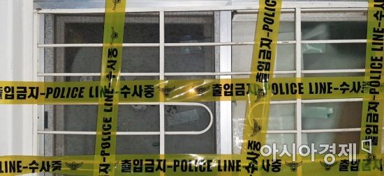 사건이 일어난 현장. 경찰 폴리스라인이 붙어있고 단란했던 가정의 모습은 볼 수 없다. 사진=한승곤 기자 hsg@asiae.co.kr