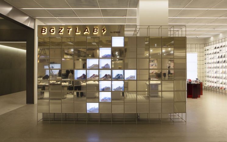 The secondhand trading platform 'Bungaejangter' opened an offline space called 'Beugeujeuteu Lab' on the 24th. Due to the sneaker tech craze, offline stores selling limited edition sneakers are also emerging. <br>[Image source=Yonhap News]