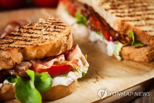 "샌드위치에 식빵 넣는 거 처음 본다" 황당 불만…'별점 테러'에 멍드는 자영업자