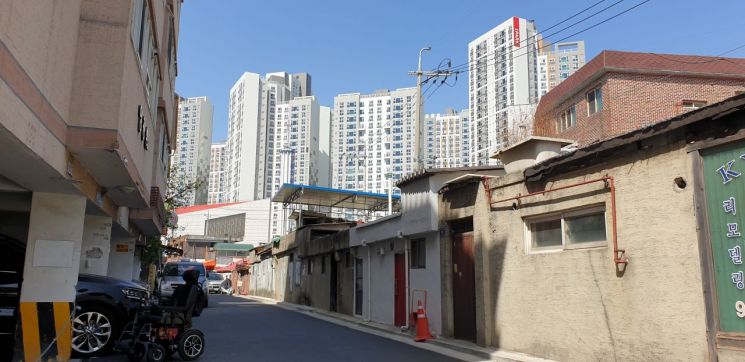 아파트 단지가 뒤로 보이는 서울의 주택가
