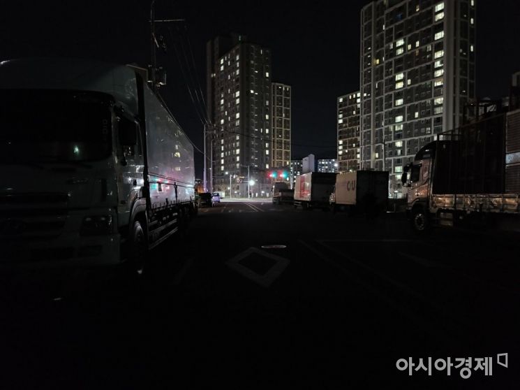 경남 김해시 무계도시개발지구 내 삼정 그린코아 단지 앞은 저녁이 되면 가로등이 없어 암흑 속에 갇힌다./이상현 기자 lsh2055@