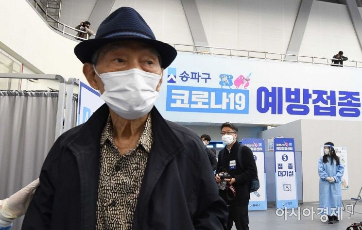 만 75세 이상 고령자를 시작으로 일반인 대상 신종 코로나바이러스 감염증(코로나19) 백신 첫 접종이 시작된 1일 오전 서울 송파구 예방접종센터에서 한 어르신이 화이자 백신 접종한 뒤 이동하고 있다./강진형 기자aymsdream@