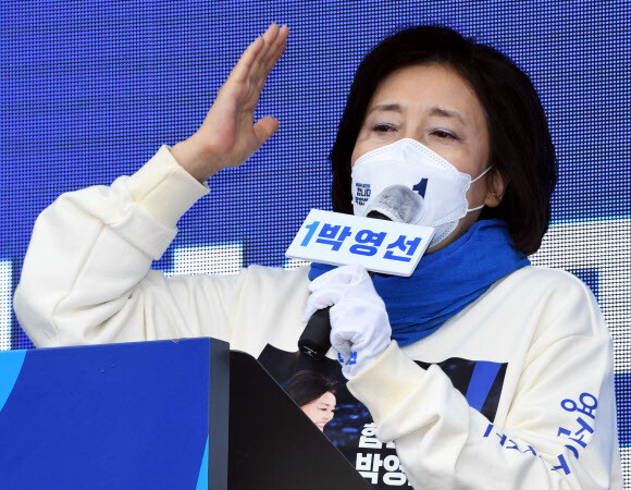 더불어민주당 박영선 서울시장 후보가 진나달 28일 오전 서울 서초구 고속버스터미널 경부선 광장에서 집중 유세를하고 있다. 연합뉴스