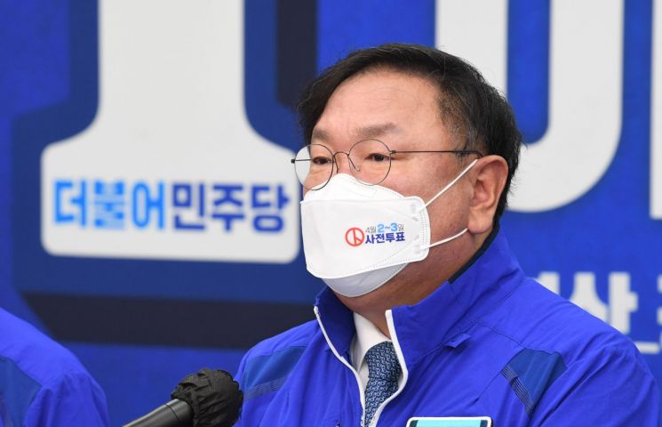 김태년 더불어민주당 당대표 직무대행이 1일 서울 여의도 국회에서 대국민 성명을 발표하고 있다. [이미지출처=연합뉴스]