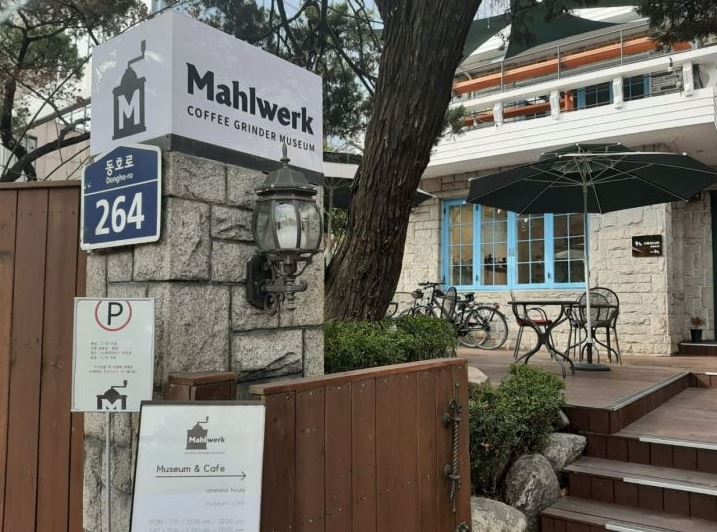 [인스타산책] 말베르크 - 16년간 수집한 커피 그라인더 1600개의 합창 세월을 마신다