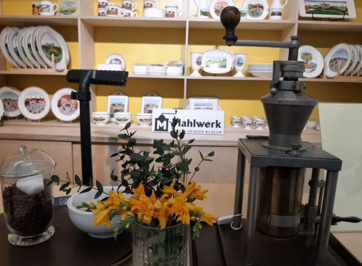 [인스타산책] 말베르크 - 16년간 수집한 커피 그라인더 1600개의 합창 세월을 마신다