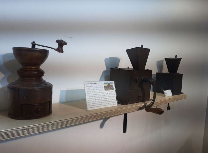 [인스타산책] 말베르크 - 16년간 수집한 커피 그라인더 1600개의 합창 세월을 마신다