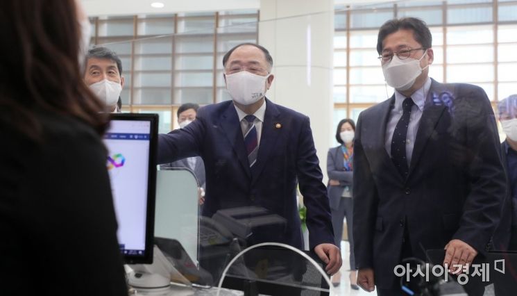 홍남기 경제부총리와 홍익표 더불어민주당 정책위의장이 1일 서울 여의도 산업은행 뉴딜펀드판매 창구를 방문, 펀드판매 직원과 이야기를 나누고 있다./윤동주 기자 doso7@