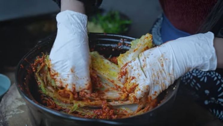 배추김치 담그는 영상을 게재한 뒤 '중국음식'이라는 해시태그를 부착해 논란이 일었던 중국 유튜버 '리쯔치' / 사진=리쯔치 유튜브 영상 캡처