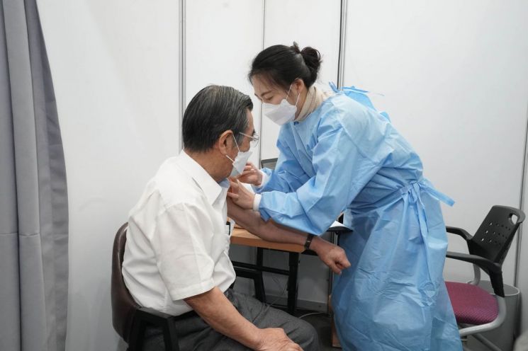 보훈관련 성북구지회 국가유공자가 접종실에서 예방접종을 받고 있다.