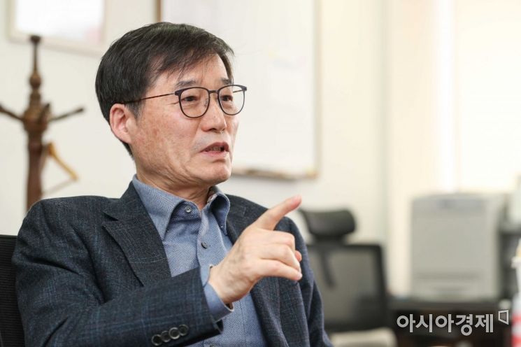 이근 국민경제자문회의 부의장이 1일 서울 종로구 국민경제자문회의에서 인터뷰 하고 있다./강진형 기자aymsdream@