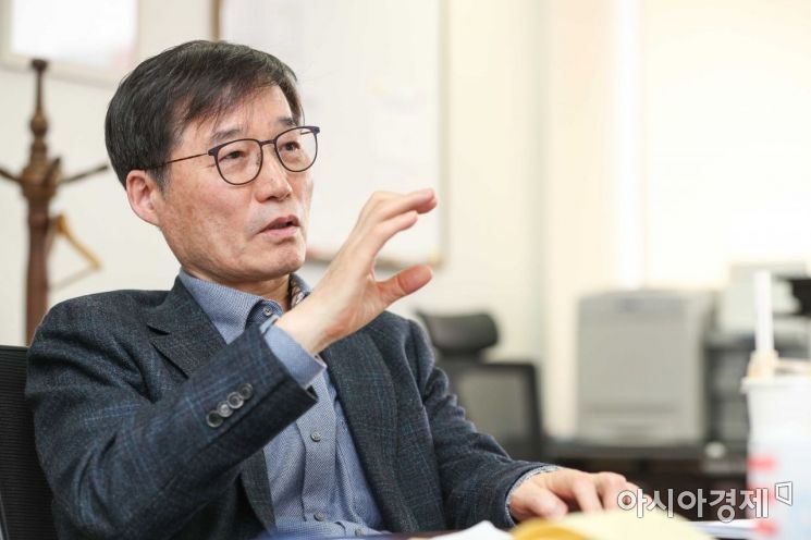 이근 국민경제자문회의 부의장이 1일 서울 종로구 국민경제자문회의 집무실에서 인터뷰 하고 있다./강진형 기자aymsdream@