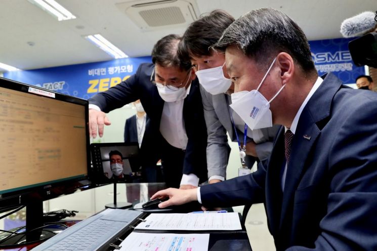 김학도 이사장이 1일 오후 중진공 서울지역본부에서 정책자금 비대면 평가모형(ZERO-TACT)을 시연하고 있다.