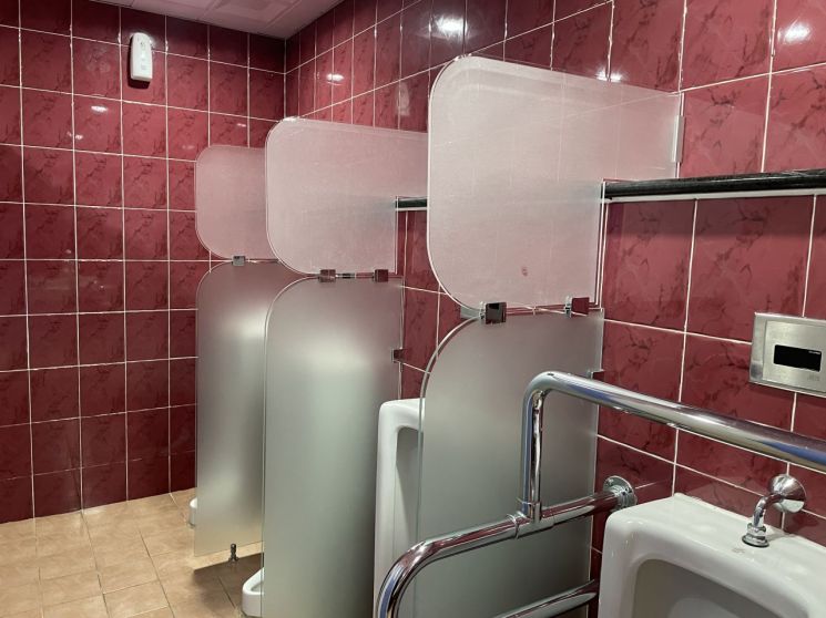 부산 기장군청 청사 내 남자화장실에 설치된 키 높이 칸막이. [이미지출처=기장군청]