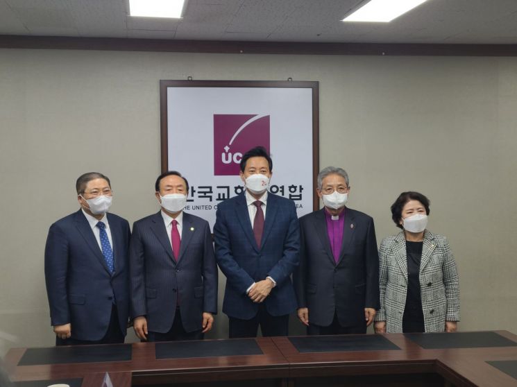 오세훈 국민의힘 서울시장 후보가 2일 서울 종로구 한국교회총연합회에서 관계자들과 만나 사진 촬영을 하고 있다.