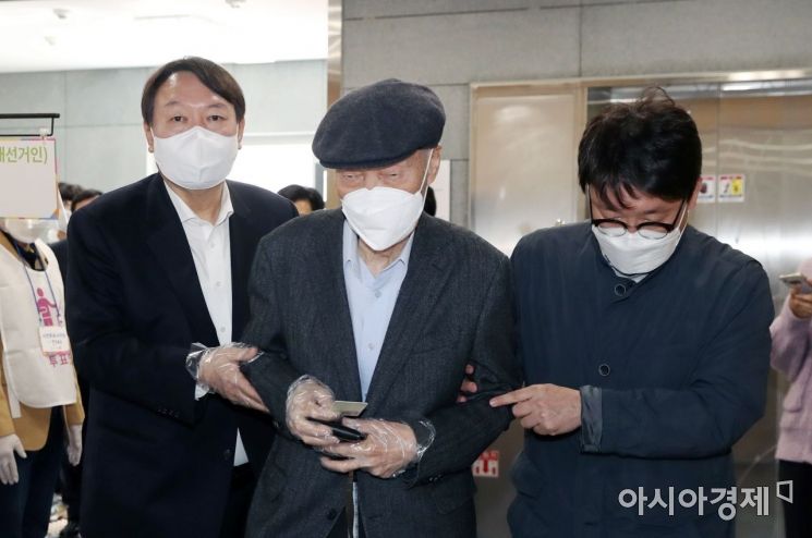 자애롭고도, 엄하게…윤기중 교수-尹대통령 각별했던 부자지간
