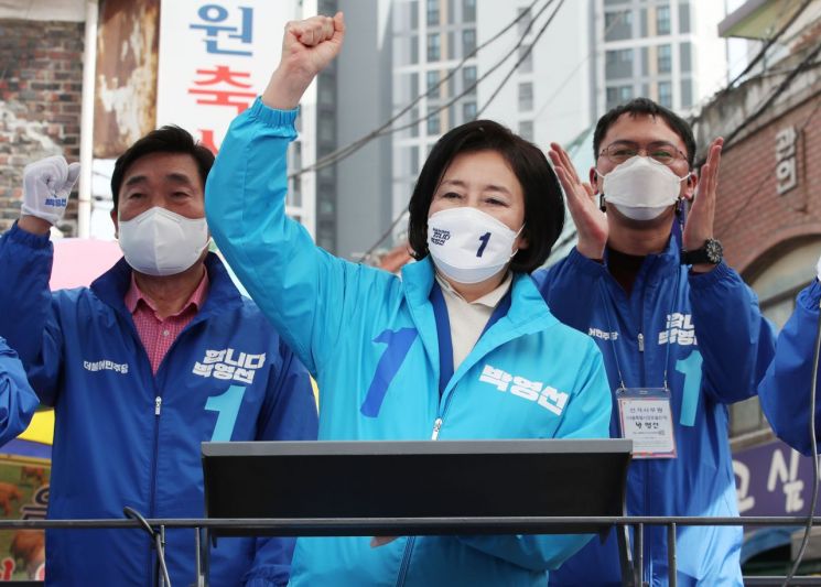 박영선 더불어민주당 서울시장 후보가 지난 1일 서울 영등포구 우리시장에서 지지를 호소하고 있다./사진=국회사진기자단