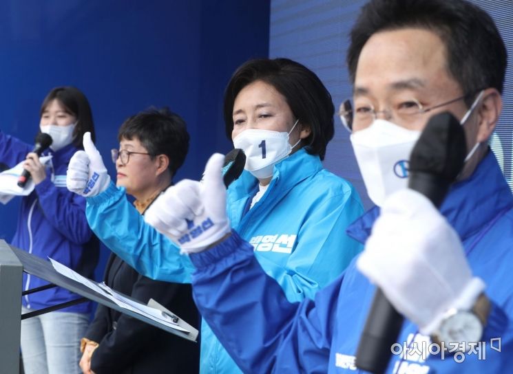 박영선 더불어민주당 서울시장 후보가 2일 서울 중구 남대문에서 열린 집중유세에서 지지를 호소하는 연설을 하고 있다./국회사진기자단