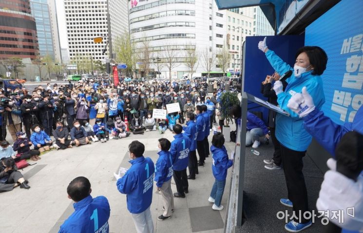 박영선 더불어민주당 서울시장 후보가 2일 서울 중구 남대문에서 열린 집중유세에서 시민들에게 지지를 호소하고 있다./국회사진기자단