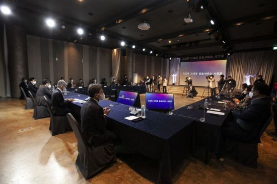 SK텔레콤은 2일 제주도에서 차세대 5G-ATSC3.0 융합 방송서비스를 실증?시연했다. 사진은 최기영 과학기술정보통신부 장관, 한상혁 방송통신위원회 위원장, 원희룡 제주특별자치도지사, 김윤 SK텔레콤 CTO 등이 시연 행사에 참석한 모습.
