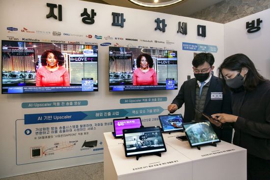 박경모(남성) 캐스트닷에라 CTO가 2일 제주 호텔난타에서 5G-ATSC3.0 융합 방송서비스를 시연하고 있다. 캐스트닷에라는 SK텔레콤과 미국 최대 지상파 방송사 싱클레어가 만든 미디어 테크 합작회사로 이번 시연에서 중추적인 역할을 맡았다.