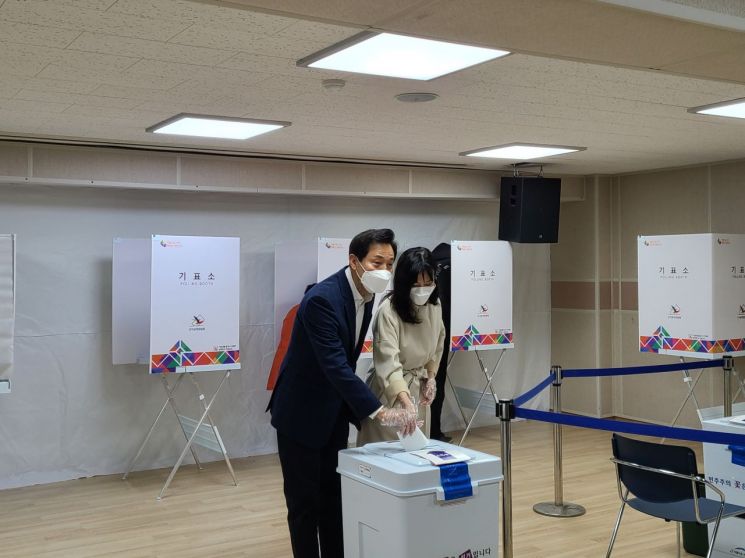 오세훈 국민의힘 서울시장 후보가 3일 오전 서울 광진구 자양3동주민센터에서 배우자 송현옥 세종대 연극영화과 교수와 사전투표를 했다.