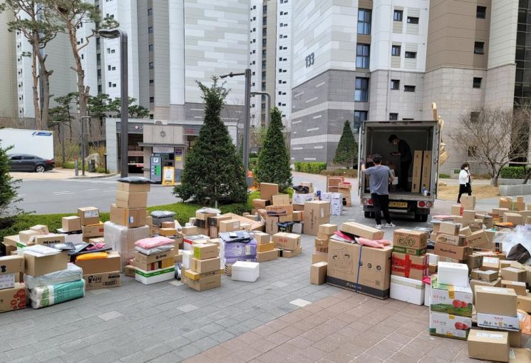 "Just Don't Enter" vs "Pick Up at Delivery Entrance": Conflict Between Apartment Residents and Delivery Workers