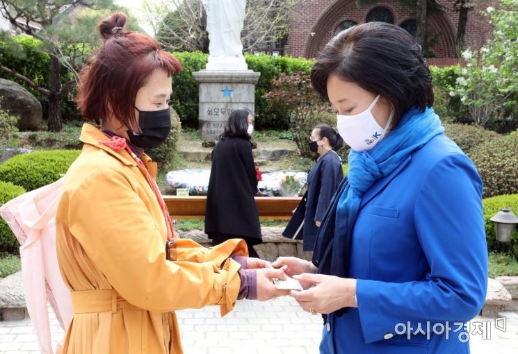 박영선 더불어민주당 서울시장 후보가 지난 4일 서울 명동성당에서 한 지지자로부터 가지고 있으면 행운을 불러온다는 2달러 지폐를 선물 받고 있다./국회사진기자단