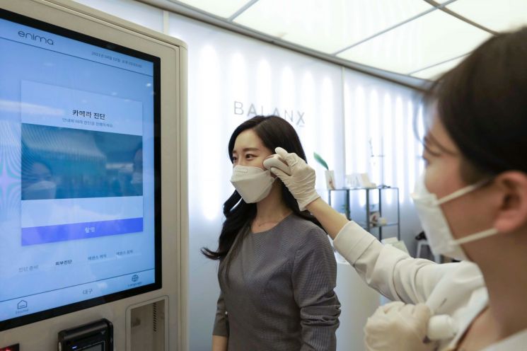 "2분 만에 화장품 완성" AK플라자, 분당점서 뷰티테크 매장 선봬