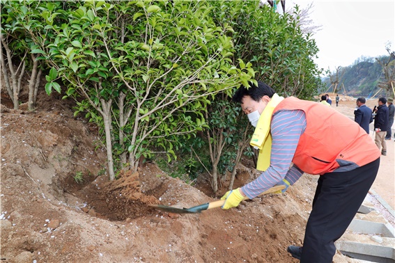 정종순 장흥군수가 탐진강 향기 숲 공원 내에서 나무를 심고 있다. (사진=장흥군 제공)