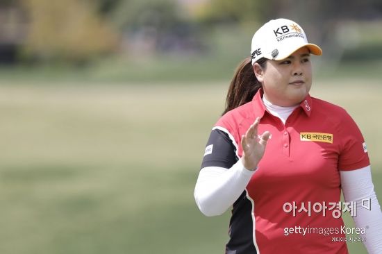 박인비가 ANA인스퍼레이션 최종일 2번홀에서 버디를 낚은 뒤 손을 들고 있다. 란초미라지(美 캘리포니아주)=Getty images/멀티비츠