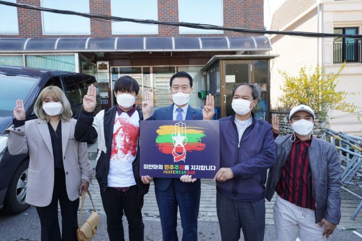 [포토]이승로 성북구청장 ‘미얀마 민주화운동 지지선언’ 참여