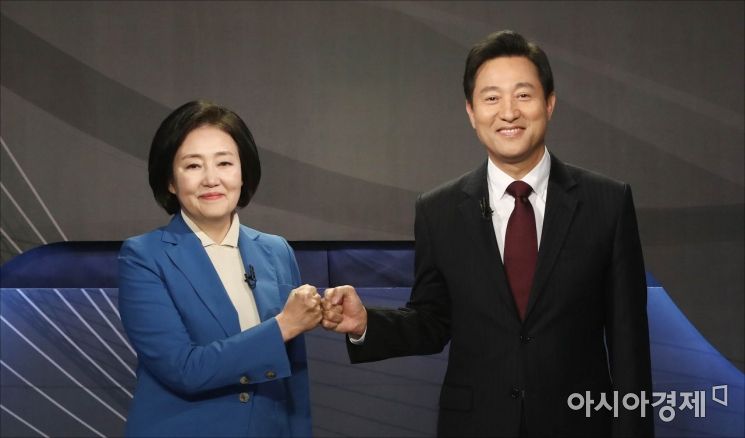 박영선 더불어민주당 서울시장 후보와 오세훈 국민의힘 서울시장 후보가 5일 서울 양천구 예총회관에서 열린 한국방송기자클럽 초청 서울시장 보궐선거 후보자 토론회 시작 전 포즈를 취하고 있다./국회사진기자단