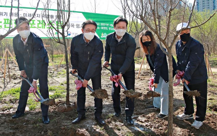 롯데홈쇼핑은 5일 서울 영등포구 여의샛강생태공원에서 미세먼지 저감을 위한 친환경 녹지공간 ?'숨;편한 포레스트 1호' 조성을 기념하는 식목 행사를 진행했다. (왼쪽부터) 신성빈 롯데홈쇼핑 마케팅본부장, 김재겸 롯데홈쇼핑 지원본부장, 채현일 영등포구청장, 조은미 사회적협동조합 한강 이사장, 최열 환경재단 이사장.