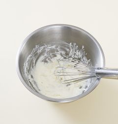 3. 크림치즈는 미리 실온에 꺼내 두어 부드럽게 푼 다음 설탕과 요구르트를 넣어 골고루 섞는다. (tip. 크림치즈에 거품을 올린 생크림을 넣어 거품이 꺼지지 않도록 가볍게 섞는다.)