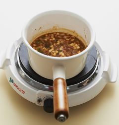 4. 된장, 고추장, 고춧가루를 넣어 걸쭉하게 끓여 다진 마늘과 후춧가루를 넣는다.