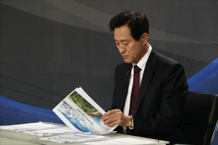 오세훈 국민의힘 서울시장 후보가 5일 서울 양천구 목동 예총회관에서 열린 한국방송기자클럽 초청 서울시장 보궐선거 후보자 토론회에 참석, 자료를 검토하고 있다. [이미지출처=연합뉴스]