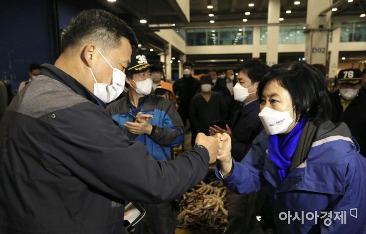 4·7 재보궐선거 공식 선거운동 마지막 날인 6일 새벽 노량진 수산시장을 찾은 박영선 더불어민주당 서울시장 후보가 상인들과 인사를 나누고 있다./사진=박영선 후보 캠프 제공