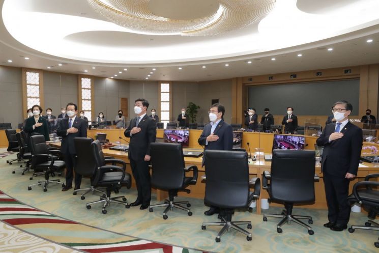 정세균 국무총리(왼쪽 두 번째)와 국무위원들이 6일 오전 세종시 정부세종청사에서 열린 국무회의에서 국기에 경례하고 있다. 2021.4.6 [이미지출처=연합뉴스]