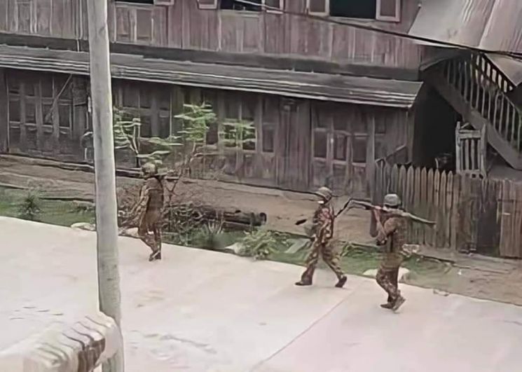 사가잉 칼레이 지역에서 RPG로 보이는 중화기를 들고 가는 미얀마군[사진=트위터 캡처]