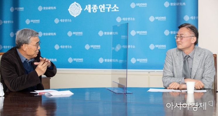 이종석(왼쪽) 세종연구소 수석연구위원이 6일 경기 성남 세종연구소에서 인터뷰 하고 있다./성남=강진형 기자aymsdream@
