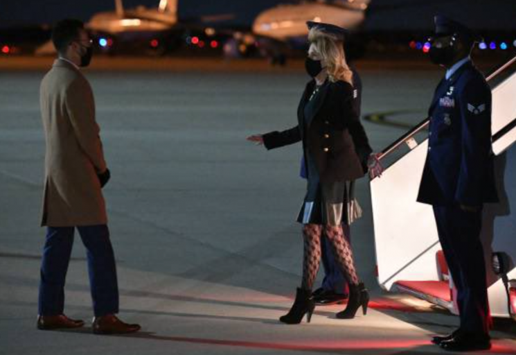 1일 워싱턴 D.C. 인근 메릴랜드주 앤드루스 공군기지에 도착한 질 바이든 여사. 사진=트위터 캡처.