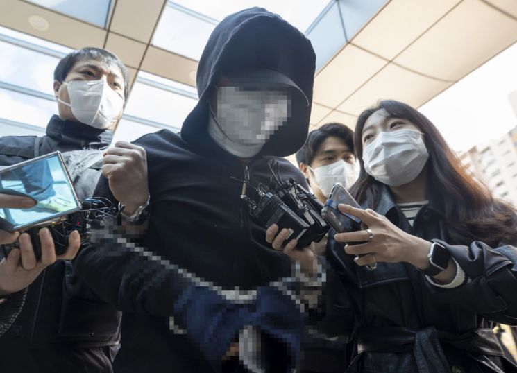 서울 노원구 아파트에서 세 모녀를 살인한 혐의를 받는 피의자 김태현이 지난 4일 오후 도봉구 서울북부지법에서 열리는 구속 전 피의자 심문(영장실질심사)에 출석하고 있다. / 사진=연합뉴스