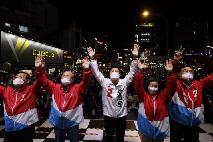 El candidato Se-Hoon Oh, el alcalde de Seúl, el alcalde Kim Jong-in, el presidente del Comité de Respuesta a Emergencias, Ho-Young Joo, el representante Jin-Seok Jeong y el excongresista Na Gyeong-won están pidiendo apoyo en una campaña intensiva realizada frente al Uplex en los grandes almacenes Hyundai en Seodaemun-gu, Seúl. / Foto = Noticias de Yonhap