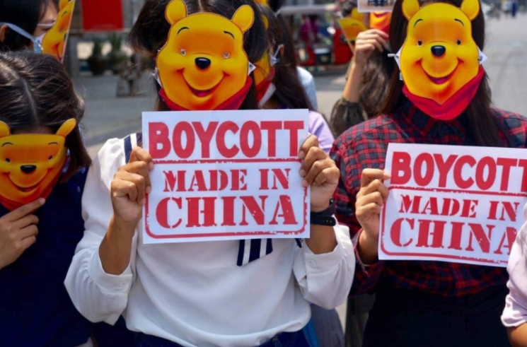 시진핑 중국 주석을 풍자하는 '곰돌이 푸' 가면을 쓰고 '중국산제품 보이콧' 포스터를 든 시위대. 사진=트위터 캡처.