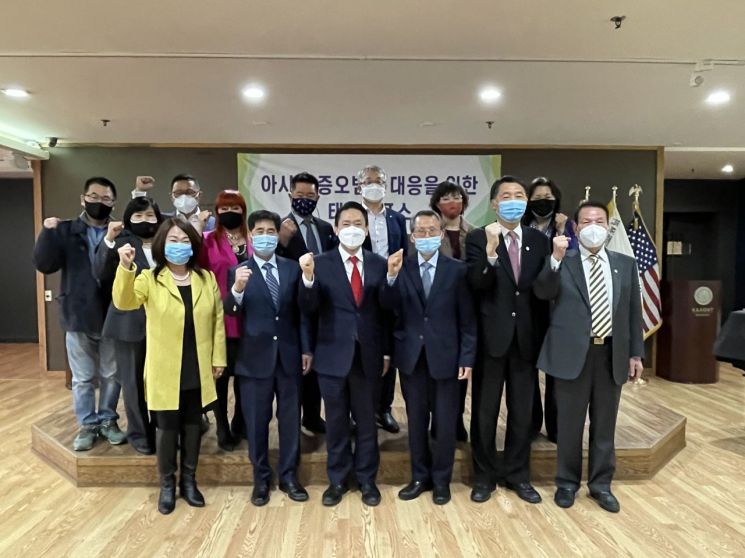 뉴욕 한인회와 지역 한인사회 주요 단체들이 구성한 아시아계 증오범죄 대응을 위한 태스크포스 회의 참석자들이 기념 촬영을 하고 있다.(사진=뉴욕한인회 제공)