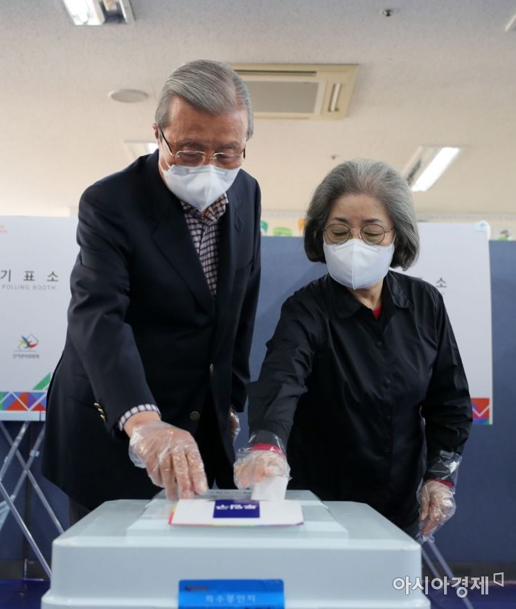 4·7 재보궐 선거일인 7일 서울 종로구 하비에르국제학교에 마련된 평창3투표소에서 김종인 국민의힘 비대위원장과 부인인 김미경 이화여대 명예교수가 투표를 하고 있다./윤동주 기자 doso7@