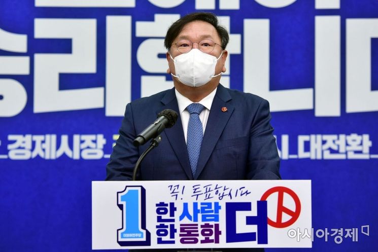 김태년 더불어민주당 대표대행이 7일 국회에서 4·7 재보궐선거 투표독려 기자회견을 하고 있다./윤동주 기자 doso7@